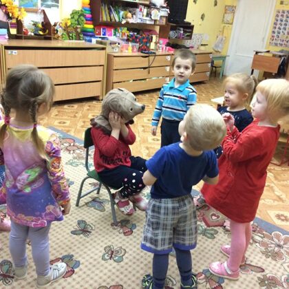 Подвижная игра "У медведя во бору"