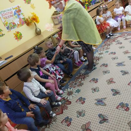  Осень угощяла   ребят сладкими подарками