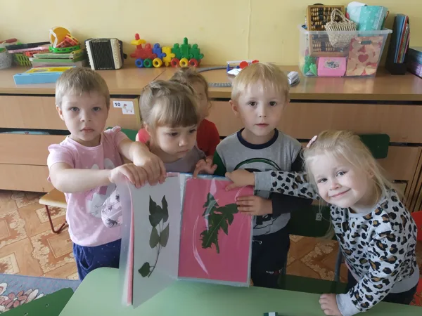 В месте с детьми  изготовили альбом "Гербарий"